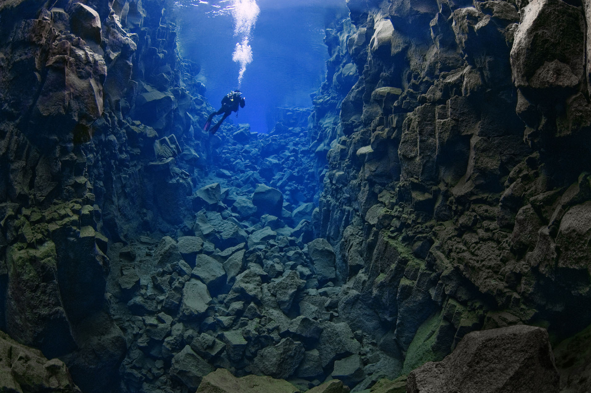 Вертикальная пещера затоплена водой можно найти уровень. Разлом Сильфра Исландия. Риф Сильфра Исландия. Ущелье Сильфра. Рифт (разлом) Сильфра.